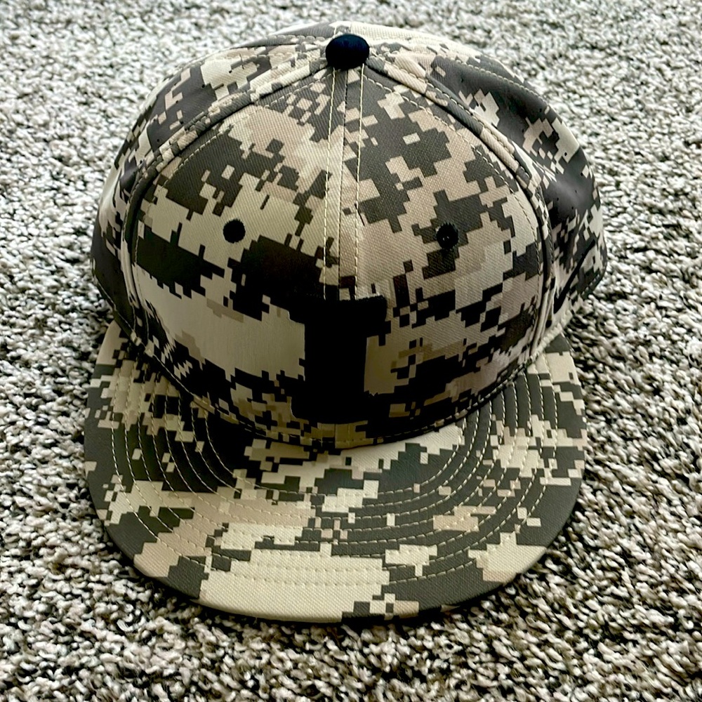 Nike Lightweight Camouflage Athletic Iowa Hawkeyes Hat Size 7 1/2 60cm Fitted
